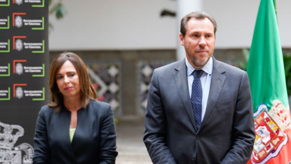 El ministro de Transportes y Movilidad Sostenible, Óscar Puente (d) y la consejera de Fomento, Articulación del Territorio y Vivienda, Rocío Díaz (i)