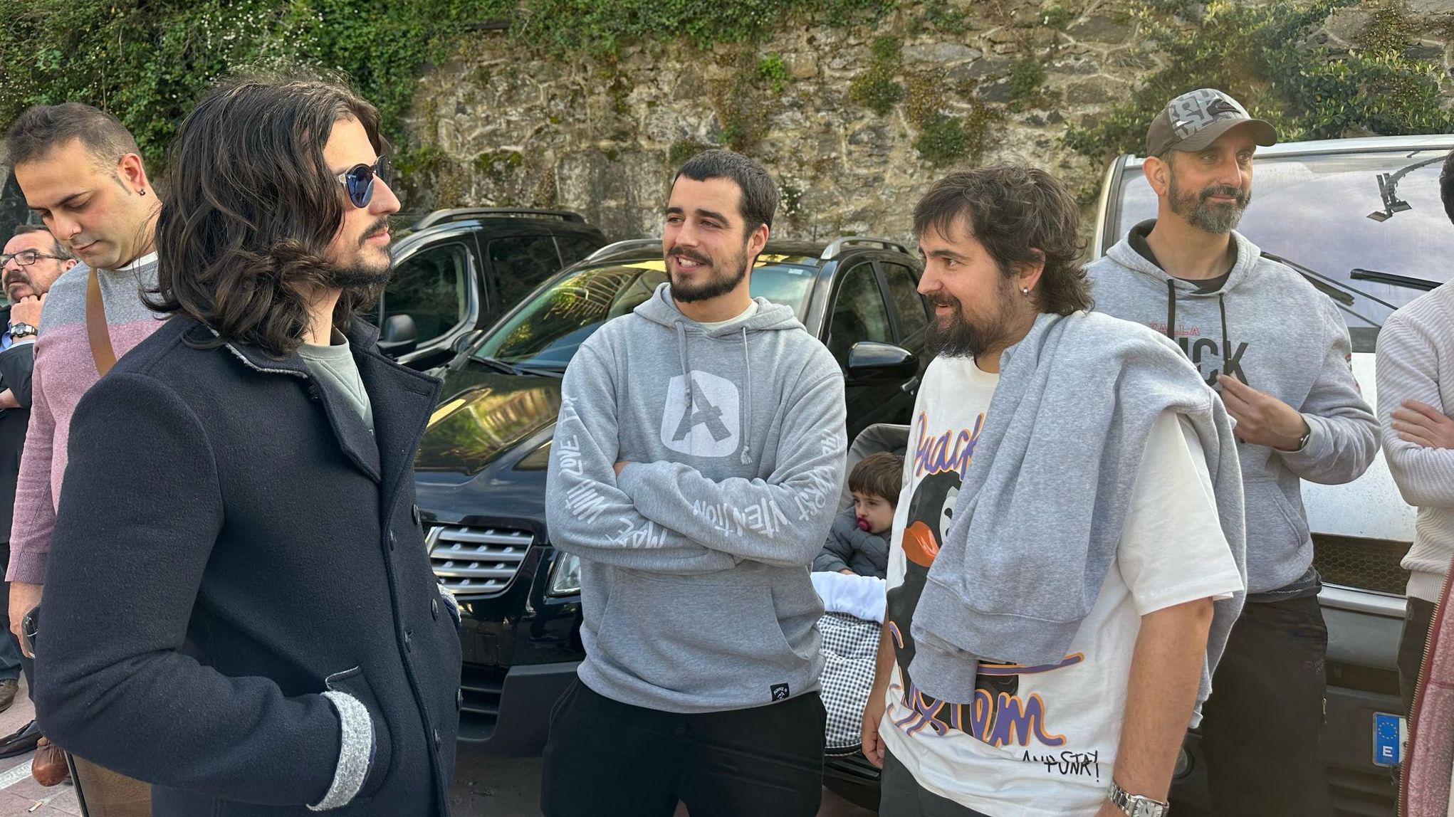 El pelo largo y las barbas proliferan estos días entre los vecinos de este municipio vizcaíno