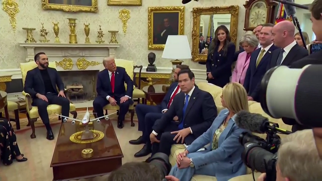 El presidente de EEUU, Donald Trump, carga contra Kaitlan Collins en el Despacho Oval