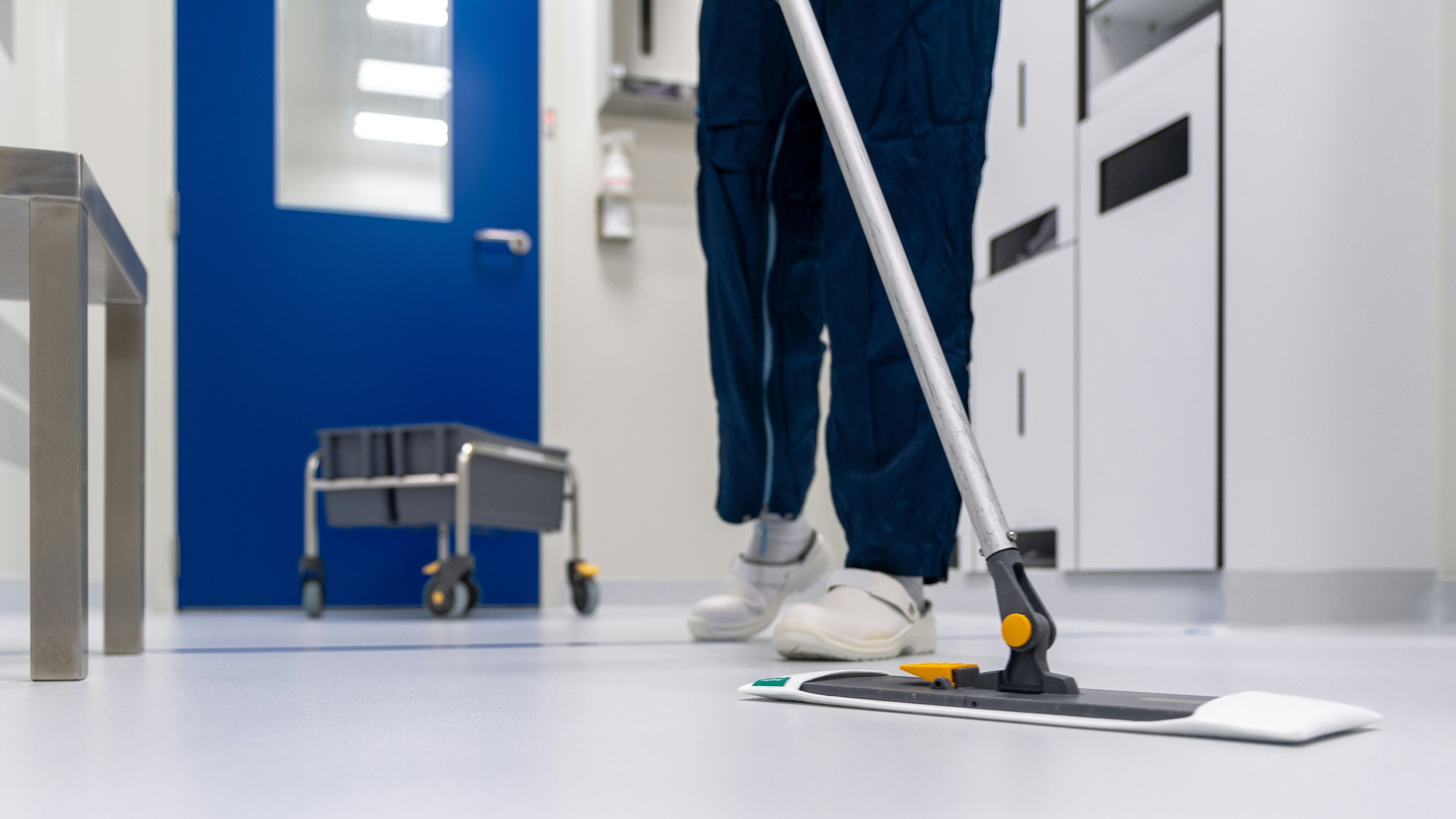 El sueldo que le corresponde a una limpiadora según los días que trabaja en una misma casa