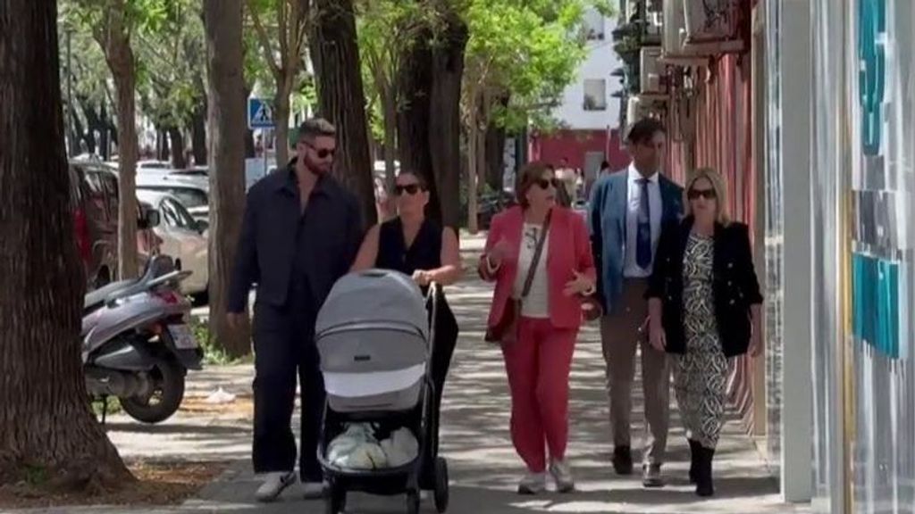 La familia de David y la de Anabel, juntos pero distantes en las procesiones de Semana Santa