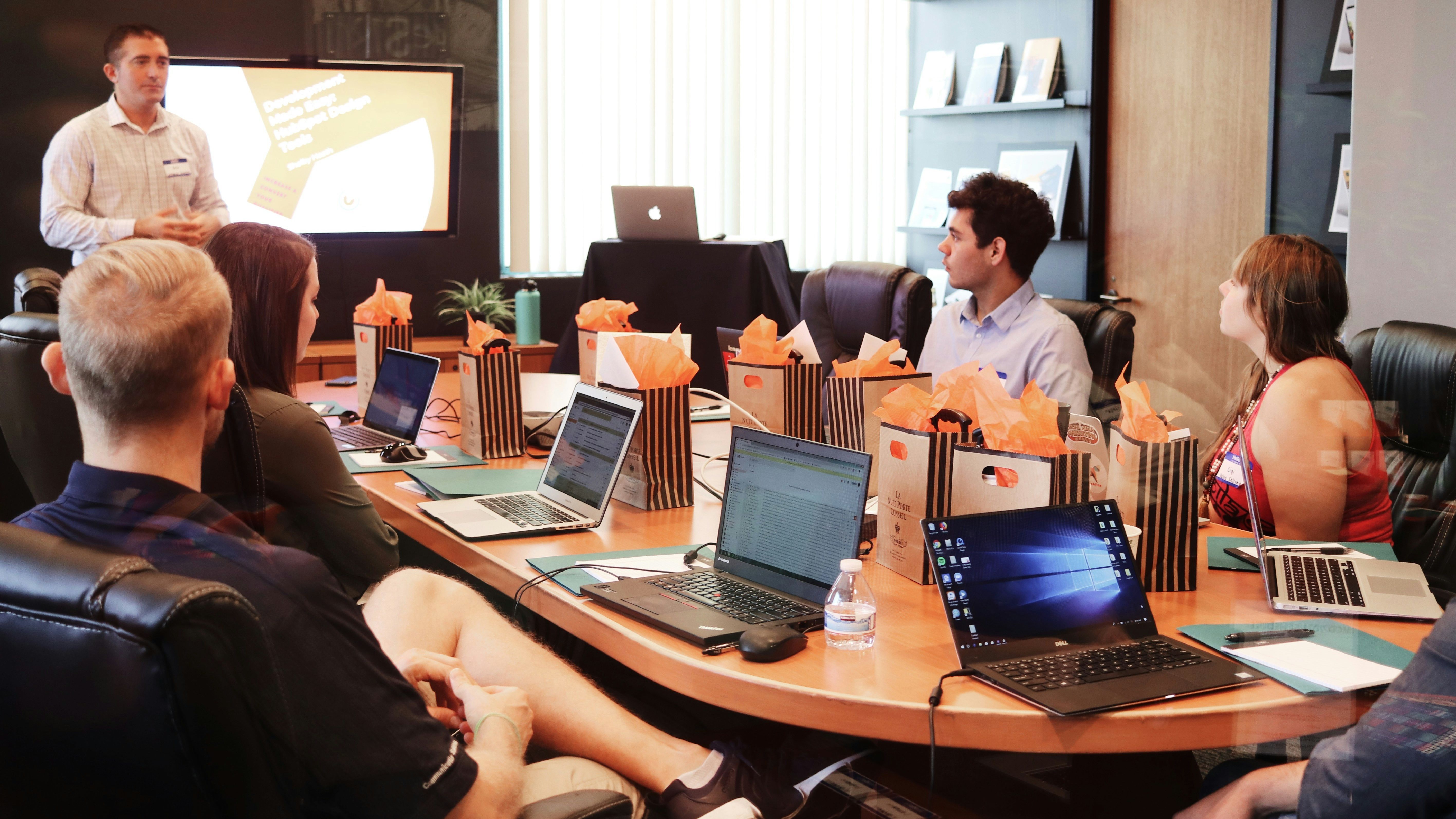 La IA entra en la oficina: cuatro tareas para sacarle partido a las herramientas