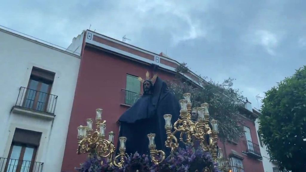 Los momentos más insólitos de esta Semana Santa: del Beso de Judas con chubasquero a denuncias por arrojar agua a un trono