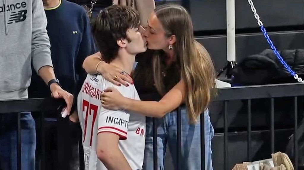 Pablo Urdangarin y su novia, Johanna Zott, durante el partido de balonmano con su equipo, Fraikin BM Granollers, contra el Huesca, a 13 de abril de 2025, en Barcelona (Cataluña, España)Europa Press Reportajes / Europa PressGENTE;BALONMANO;DEPORTE13/4/2025