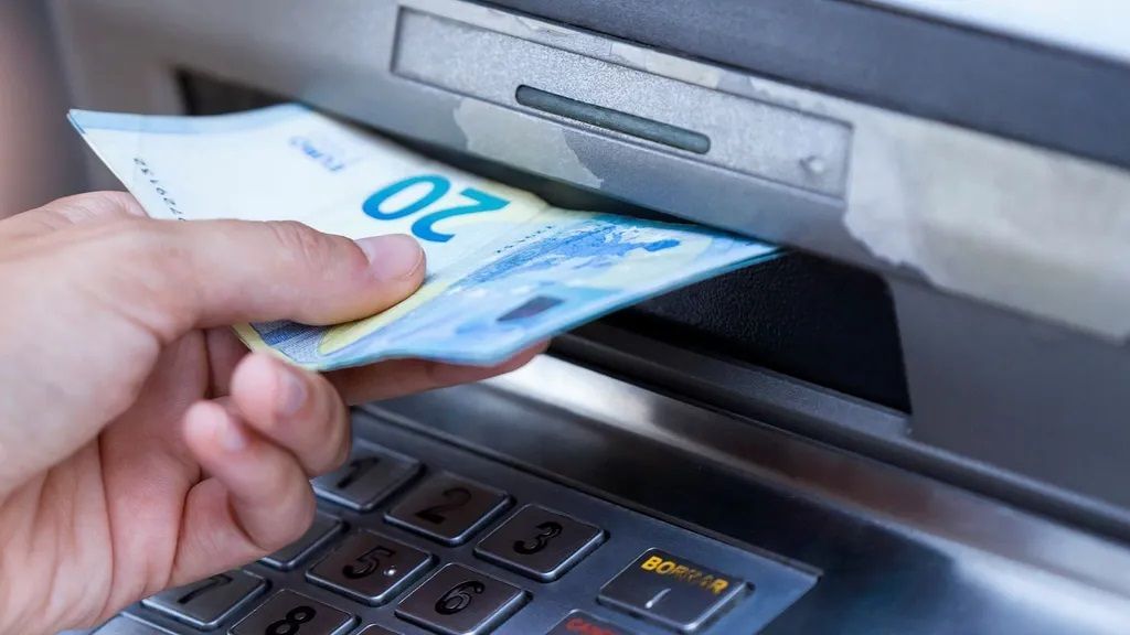 Sacando dinero de un cajero automático