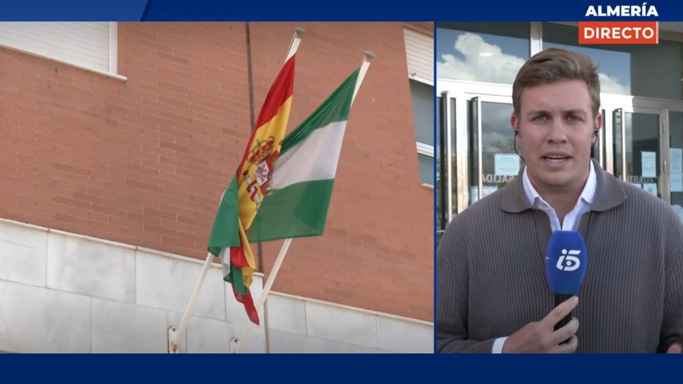 El reportero Antonio Lasso informando desde Almería