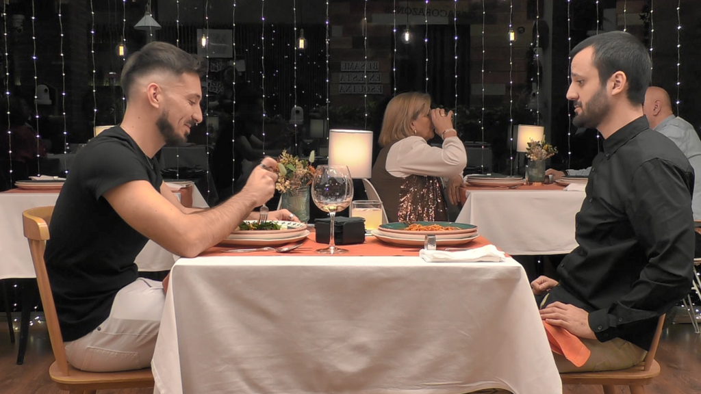Un soltero bisexual se vuelve loco con Laura Boado y provoca el enfado de su cita: “Céntrate, has venido a cenar conmigo”