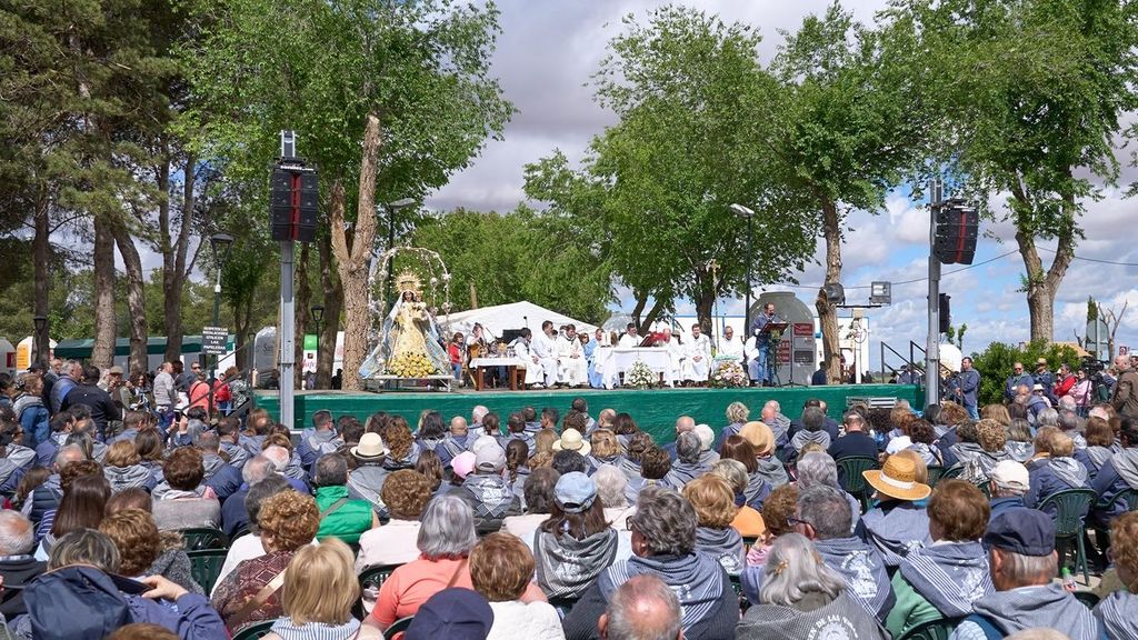 Decenas de personas durante la romería de la Virgen de las Viñas en Tomelloso, Ciudad Real.