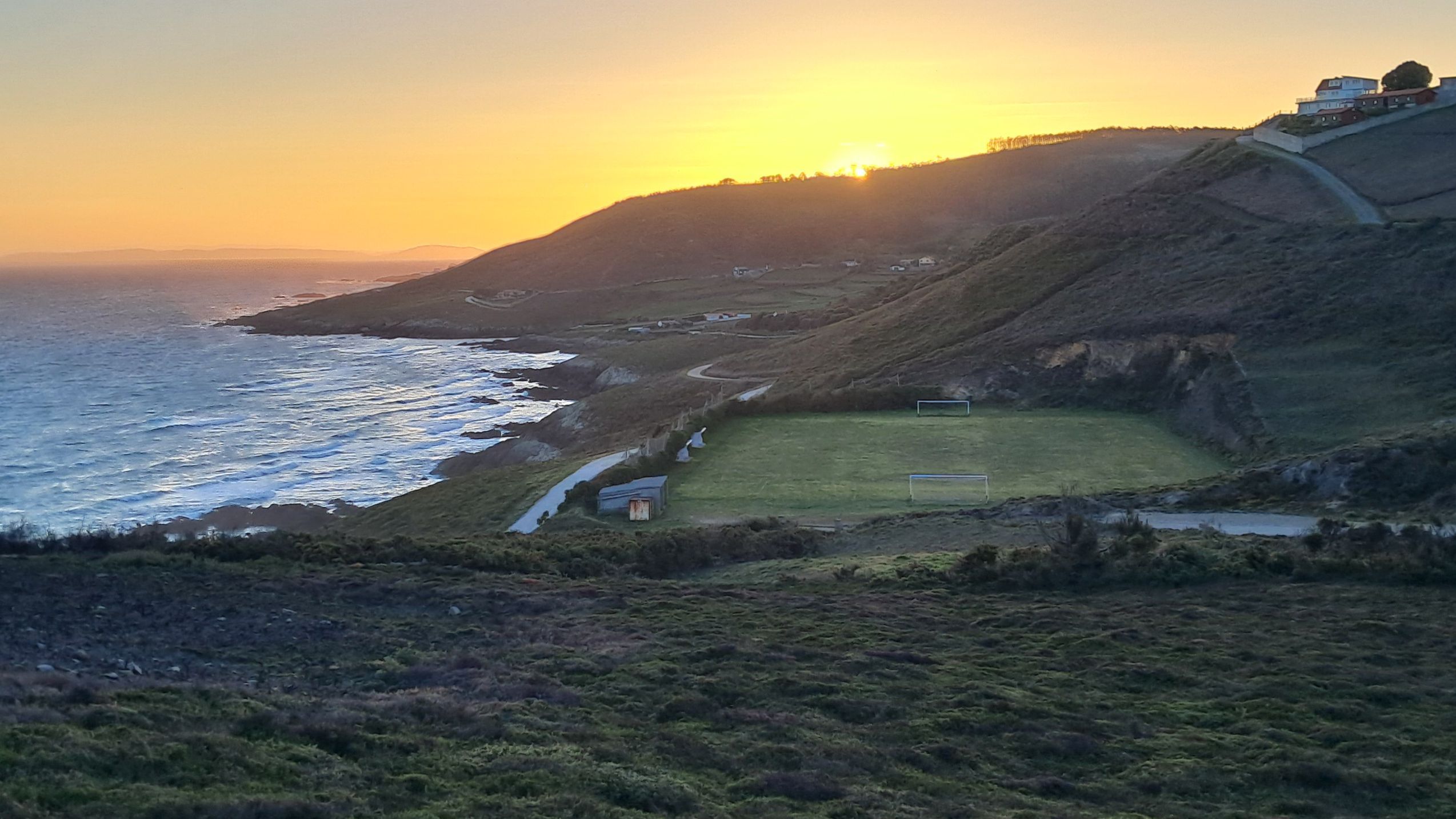 Estadio en Carballo, Galicia, con el mar de fondo