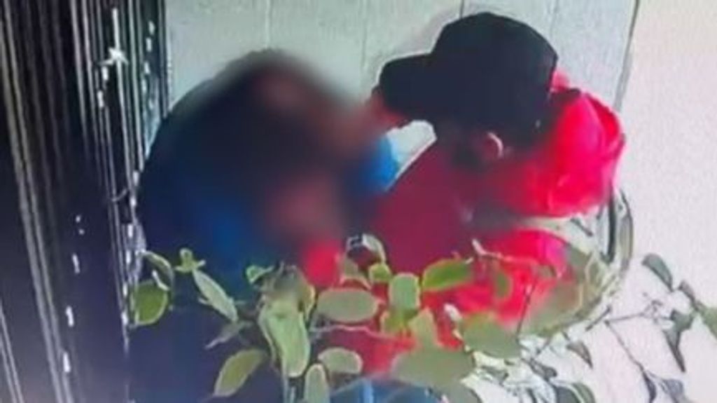 Forcejeo entre el ladrón y la víctima