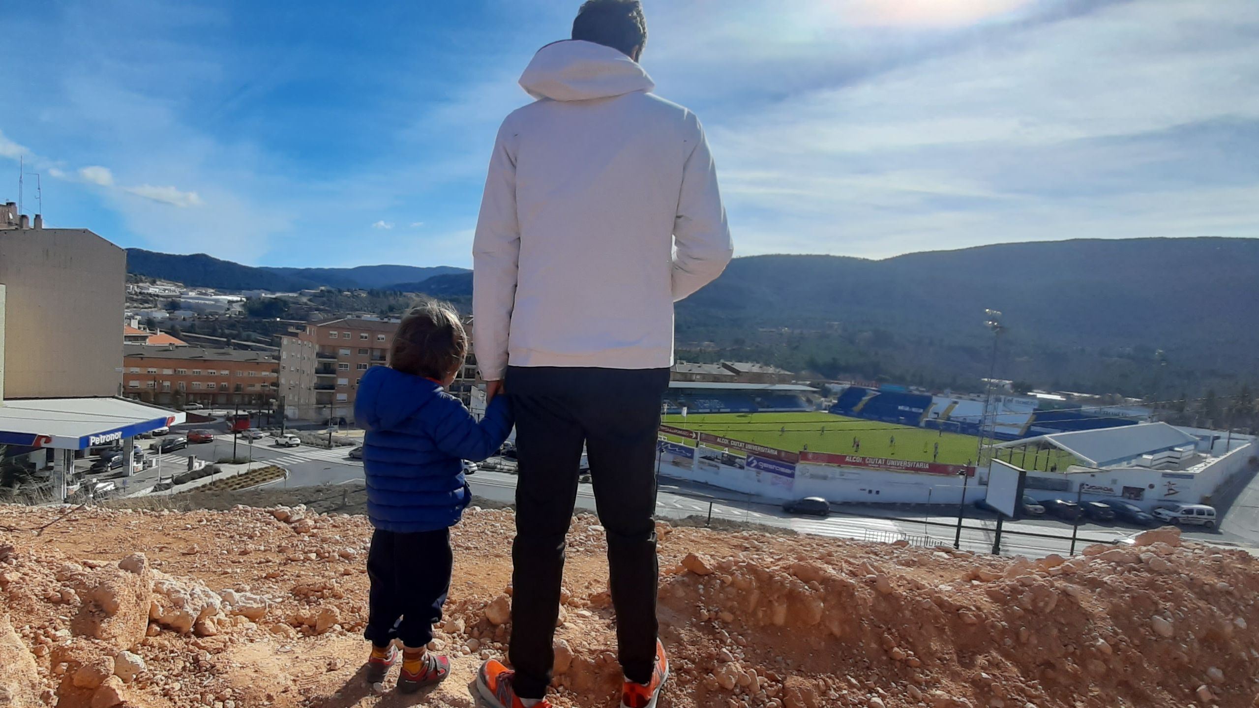 Jordi llevaba a su hijo a una colina cercana a El Collao, en Alcoy, para ver al Alcoyano durante la pandemia