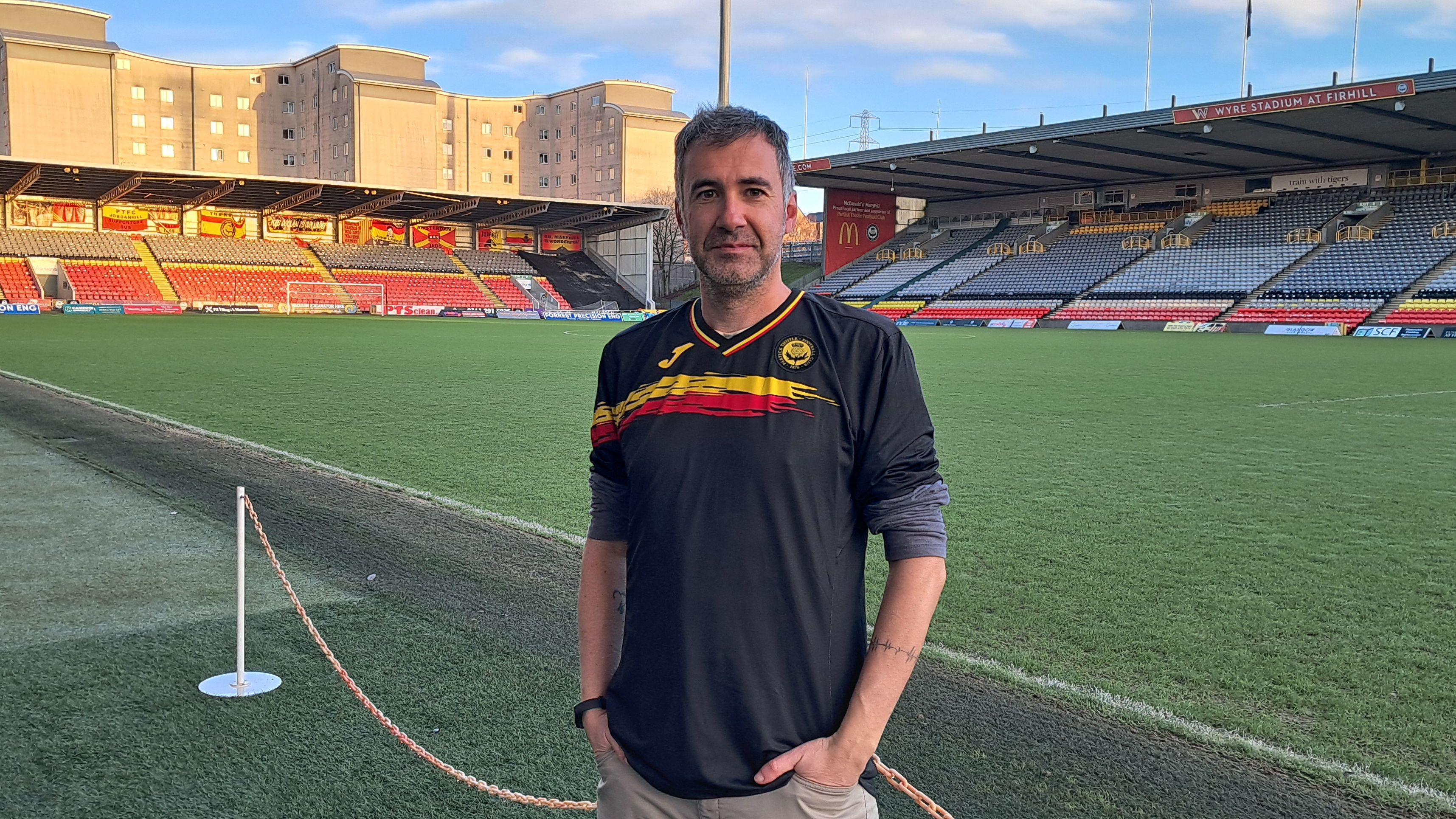Jordi Moral posa en Firhill Stadium, estadio del Partick Thistle, un club de la Scotish Championship
