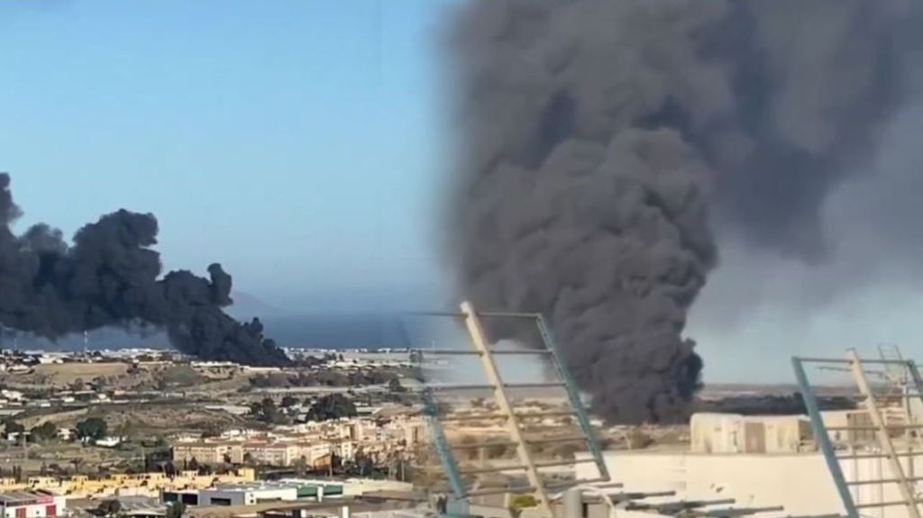Las imágenes de la gigante columna de humo del incendio de Almería