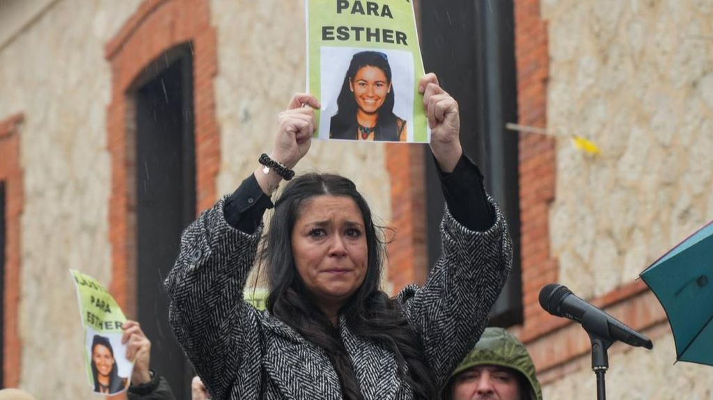 La hermana de Esther López: "El fontanero que declarará vino a una concentración en el juzgado, que le cite la defensa es una argucia más"