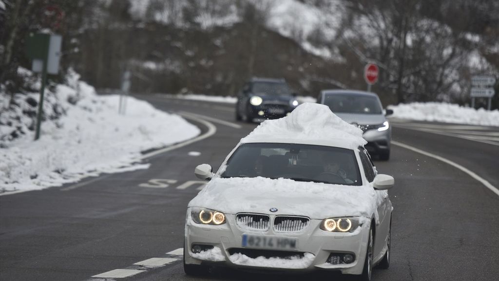 La nieve ha provocado restricciones en 11 vías durante la salida de Semana Santa.