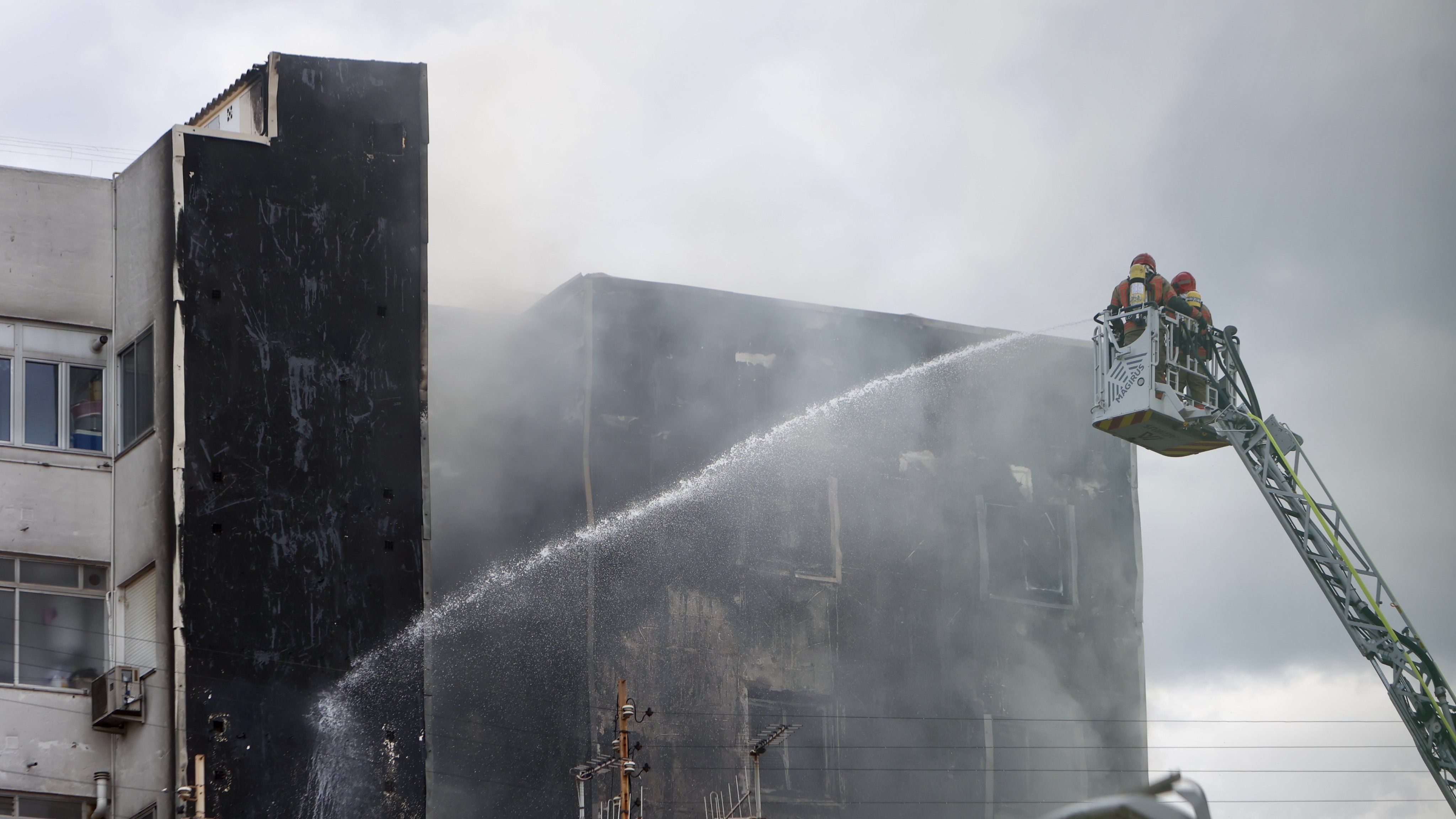 Los bomberos apagan el incendio declarado en un edificio en Castellón