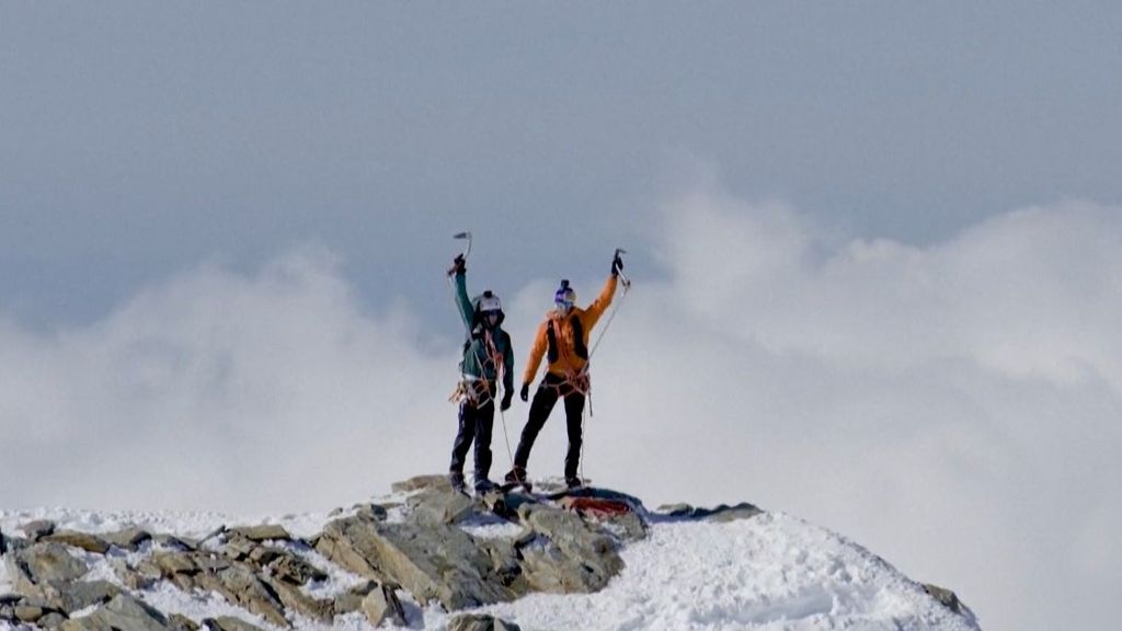 Nicolas Hojac y Philipp Brugger celebran en la cima del Jungfrau su hazaña