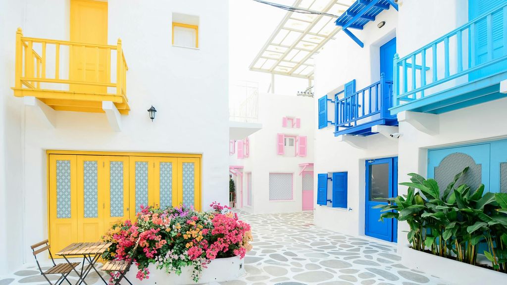 Plaza con terrazas pequeñas de colores