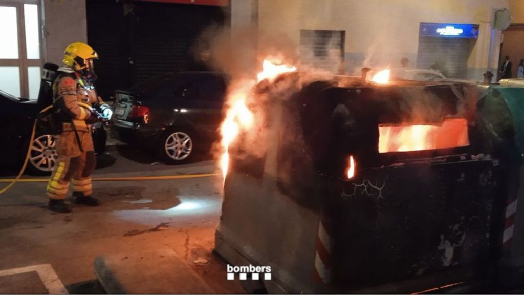 Quema de contenedores en uno de los disturbios producidos en Mataró