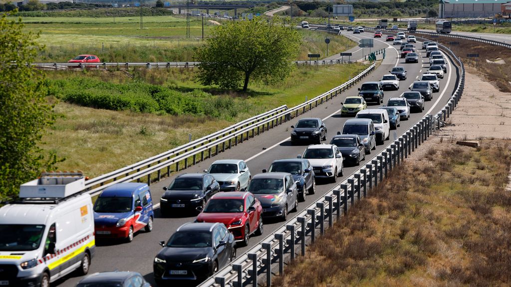Operación salida de Semana Santa: retenciones en las carreteras y alta ocupación hotelera pese al tiempo incierto
