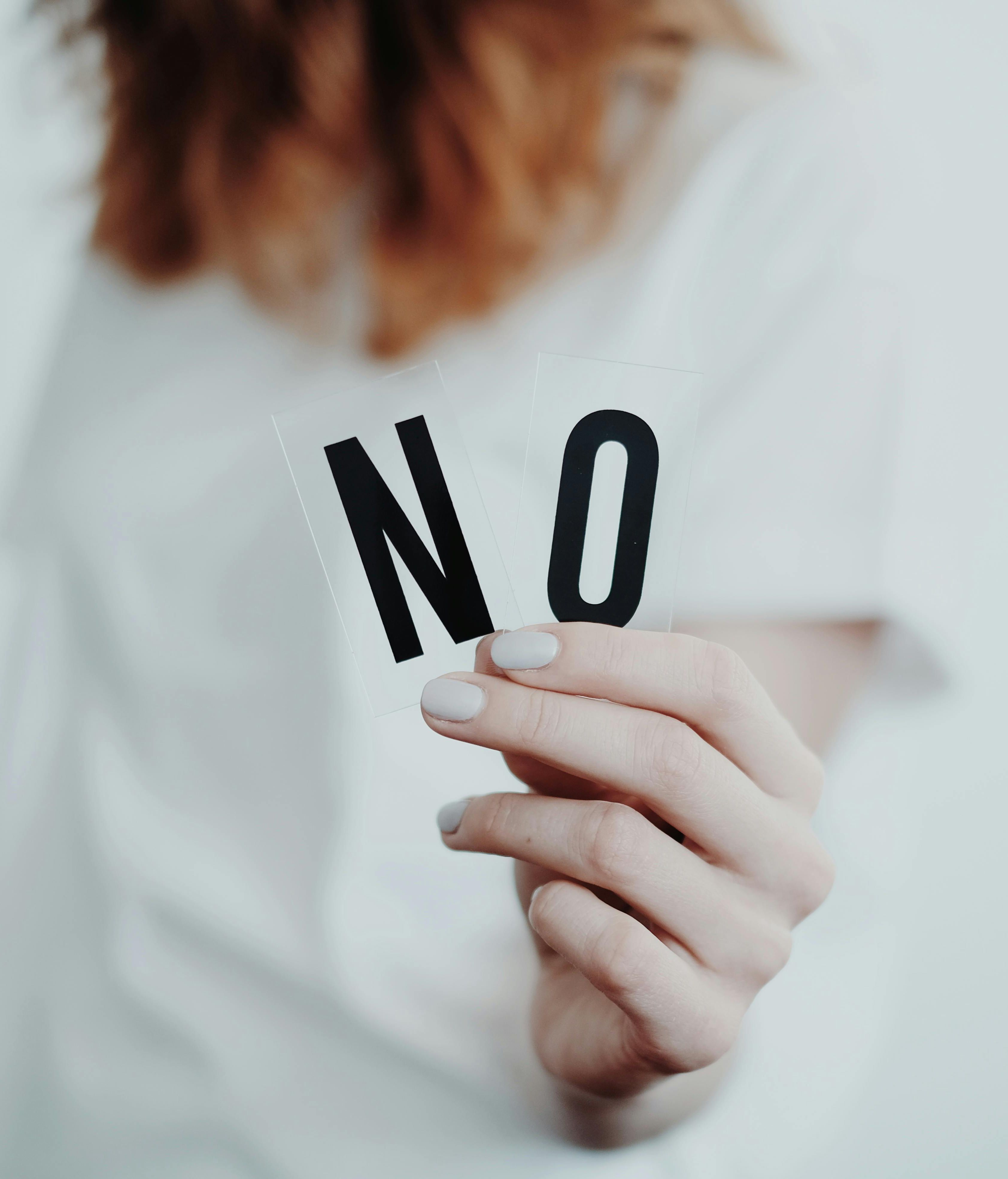 Una persona poniendo límites y diciéndo que 'No'