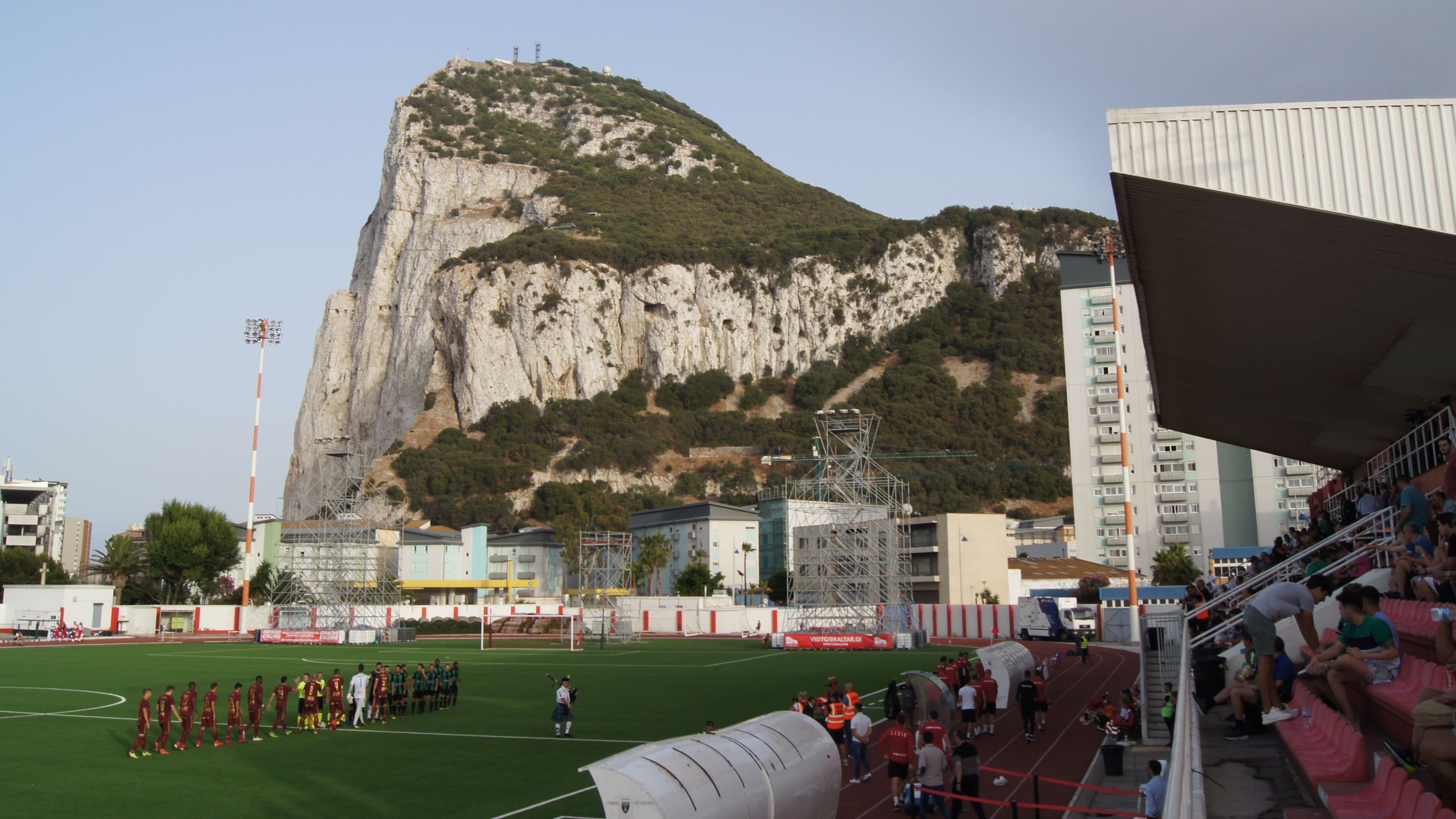 Victoria Stadium de Gibraltar, con el peñón de fondo