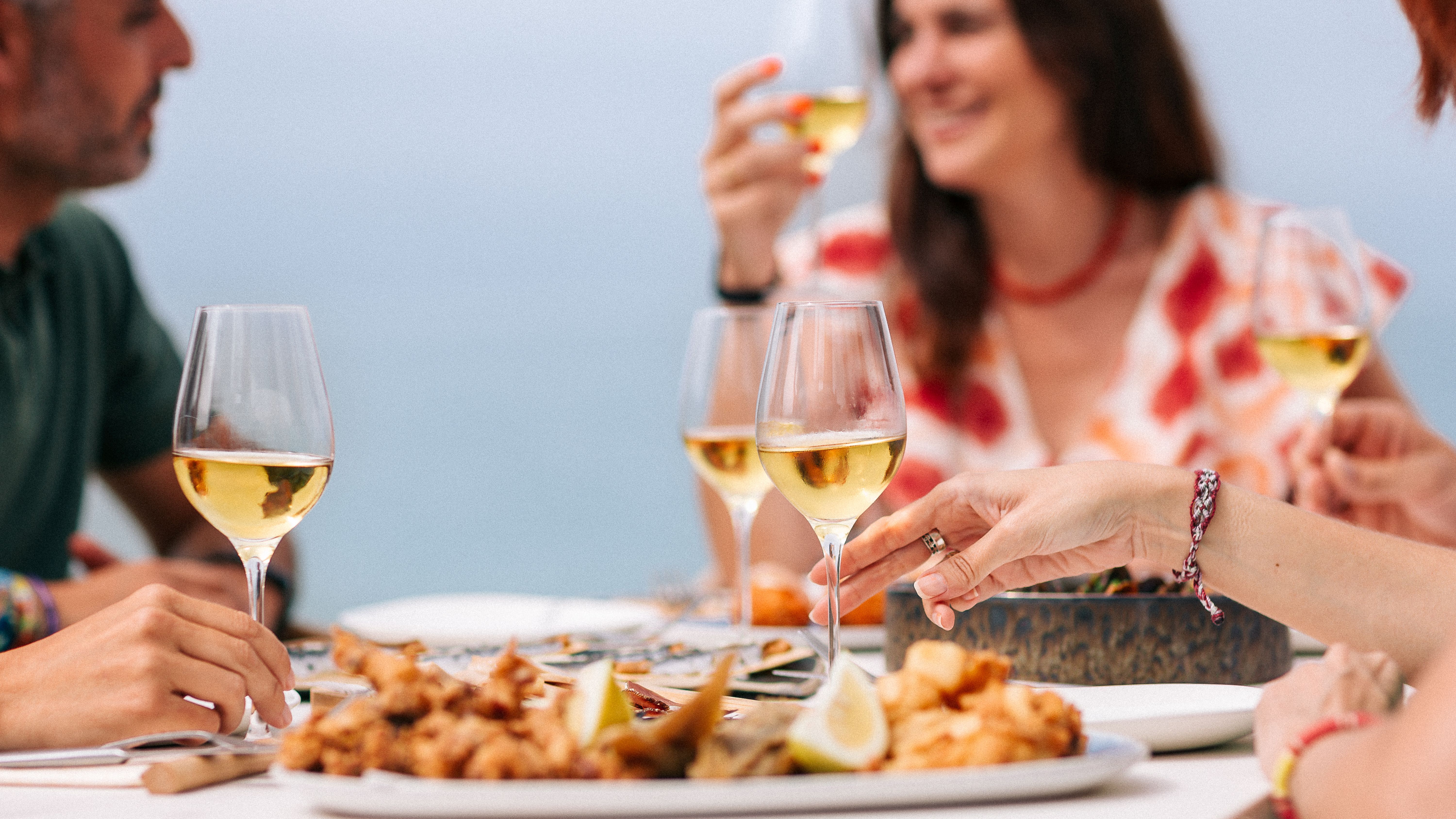 Un grupo de amigos disfrutando de unos vinos generosos.