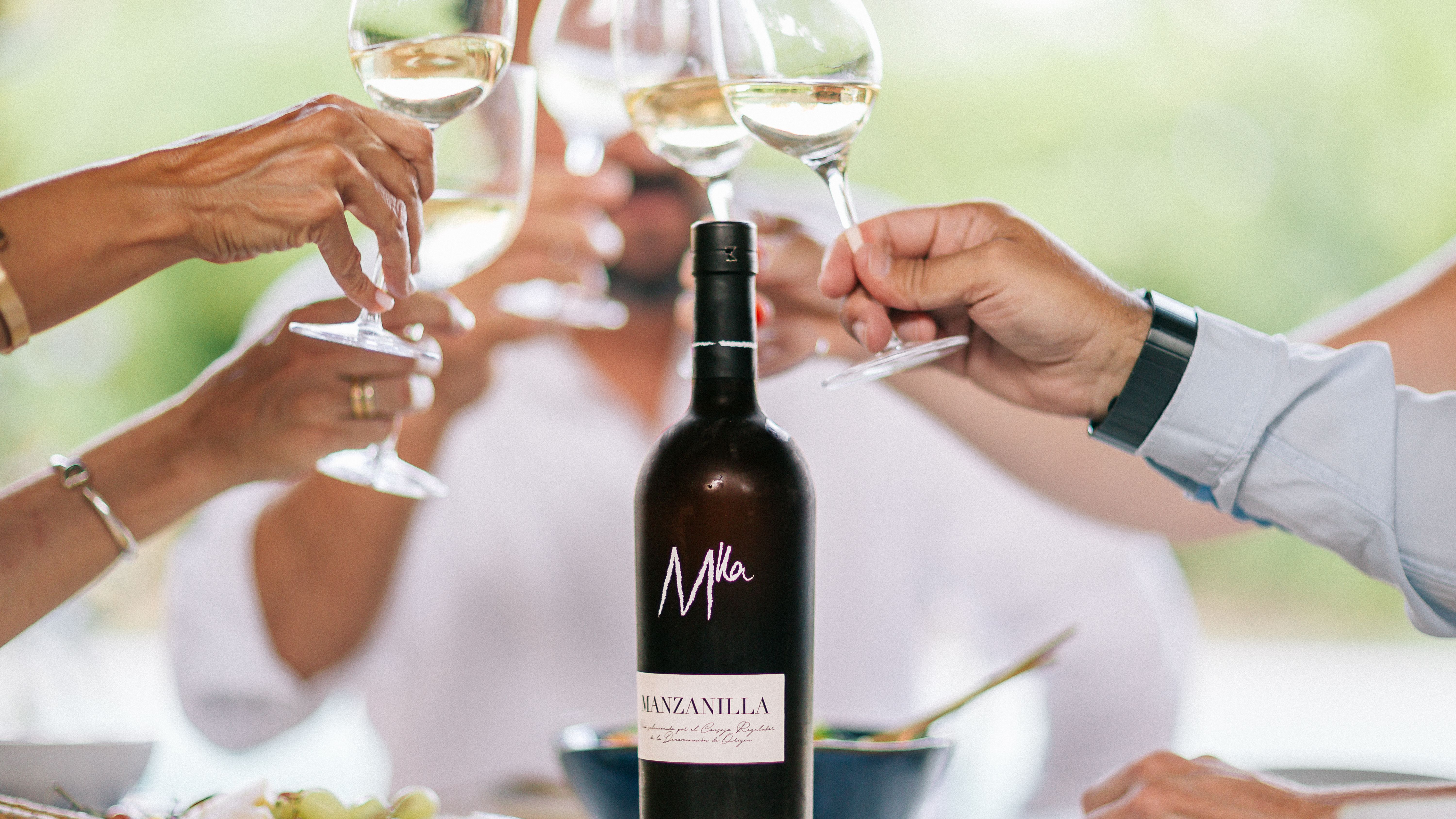 Un brindis al sol, con manzanilla de Sanlúcar.