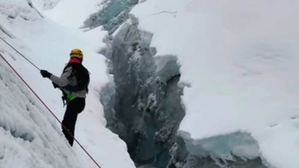 Grupo de rescate graba impresionante momento en que se desprende un glaciar en Los Andes, Perú