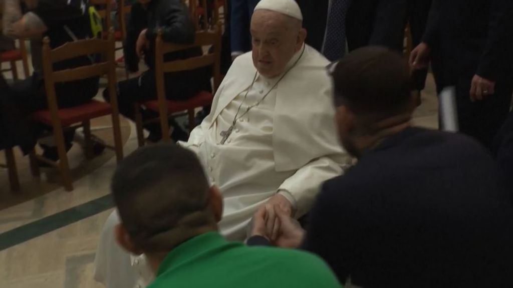 El papa Francisco visita la cárcel Regina Coeli en Roma: "Rezo por ustedes"
