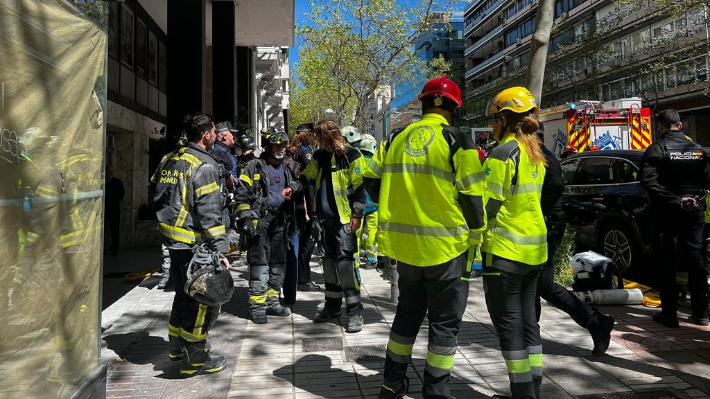 Equipos de bomberos y SUMMA112 trabajan en el lugar del suceso en la calle Velázquez de Madrid