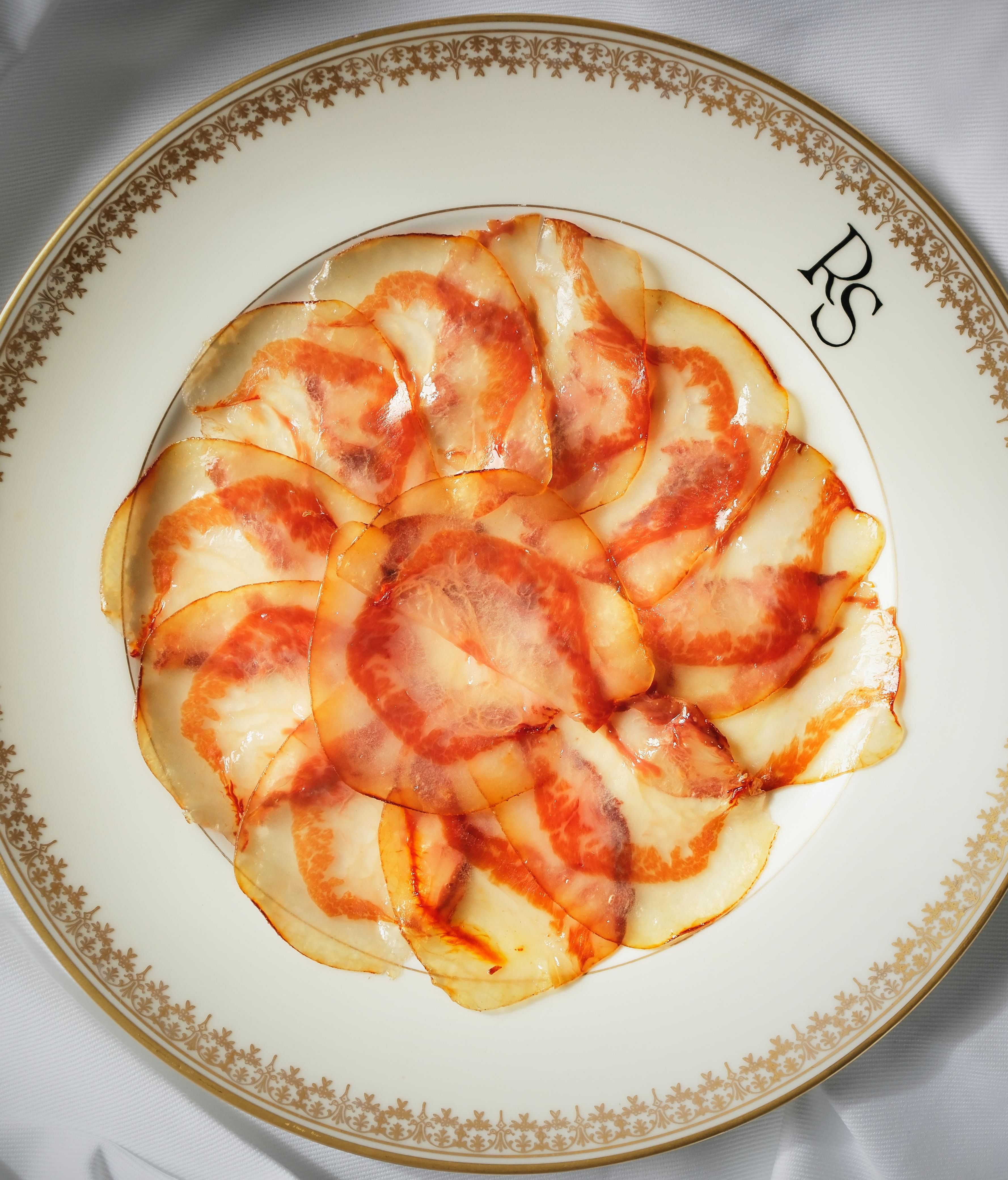 Su papada de cerdo ibérico, cortada muy finita.