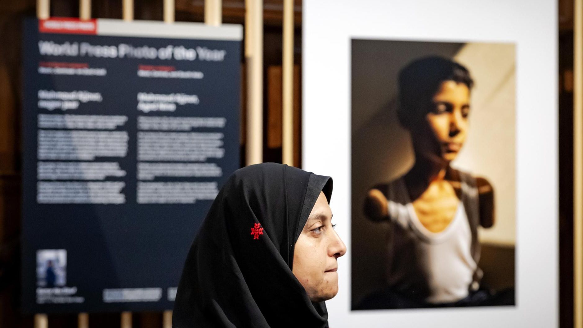 La fotógrafa palestina Samar Abu Elouf junto a la foto ganadora