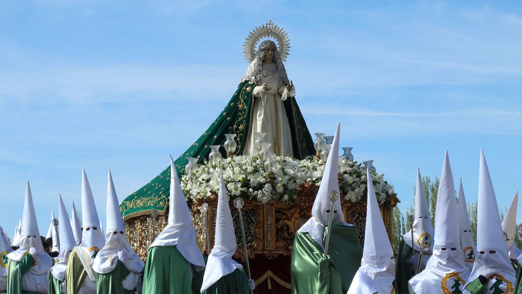 Las primeras mujeres con capirote en la Esperanza de Zamora: gracias a la banda