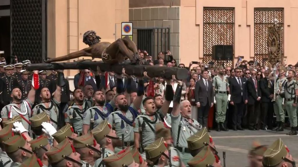 Los legionarios emocionan a Málaga con el traslado del Cristo de la Buena Muerte