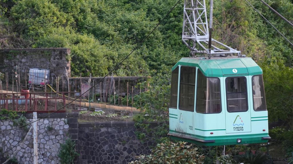 Mueren cuatro personas y otra resulta gravemente herida al caer una cabina de un teleférico en Nápoles, Italia