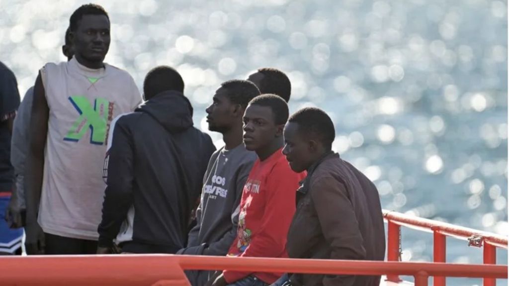 Un grupo de inmigrantes rescatados en la isla de El Hierro.