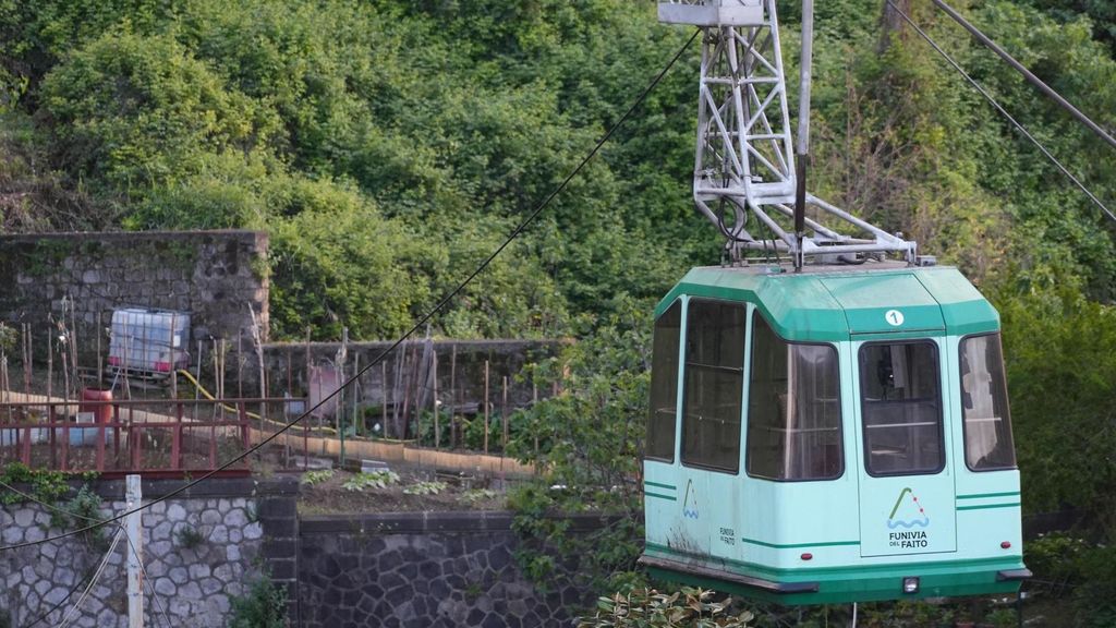 Mueren cuatro personas y otra resulta gravemente herida al caer una cabina de un teleférico en Nápoles, Italia