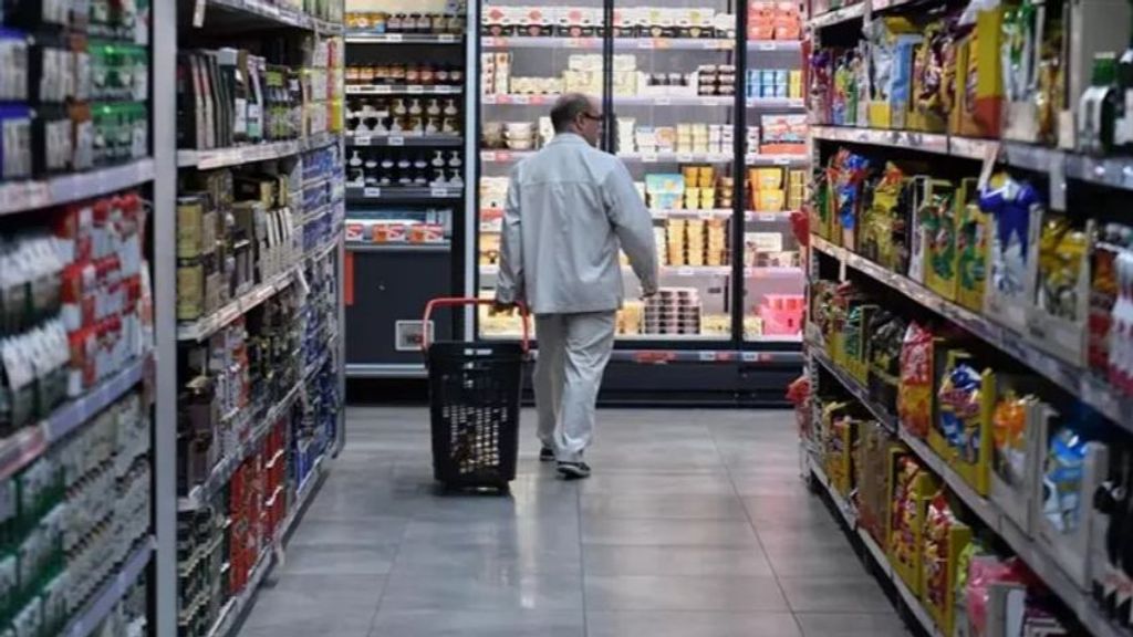 Una persona realiza la compra en un supermercado