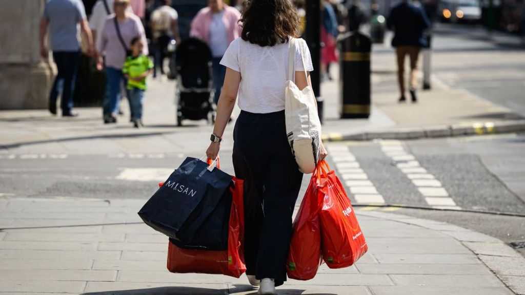 Volver de la compra con bolsas pesadas es una variante del farmer´s walk en la vida cotidiana.
