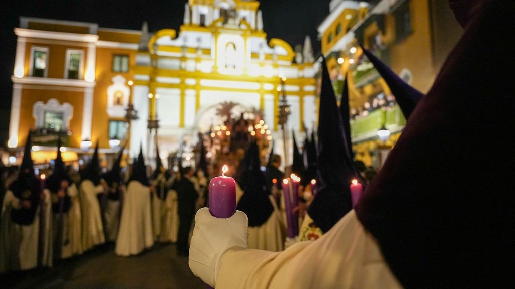 Susto durante la procesión de la Macarena en Sevilla