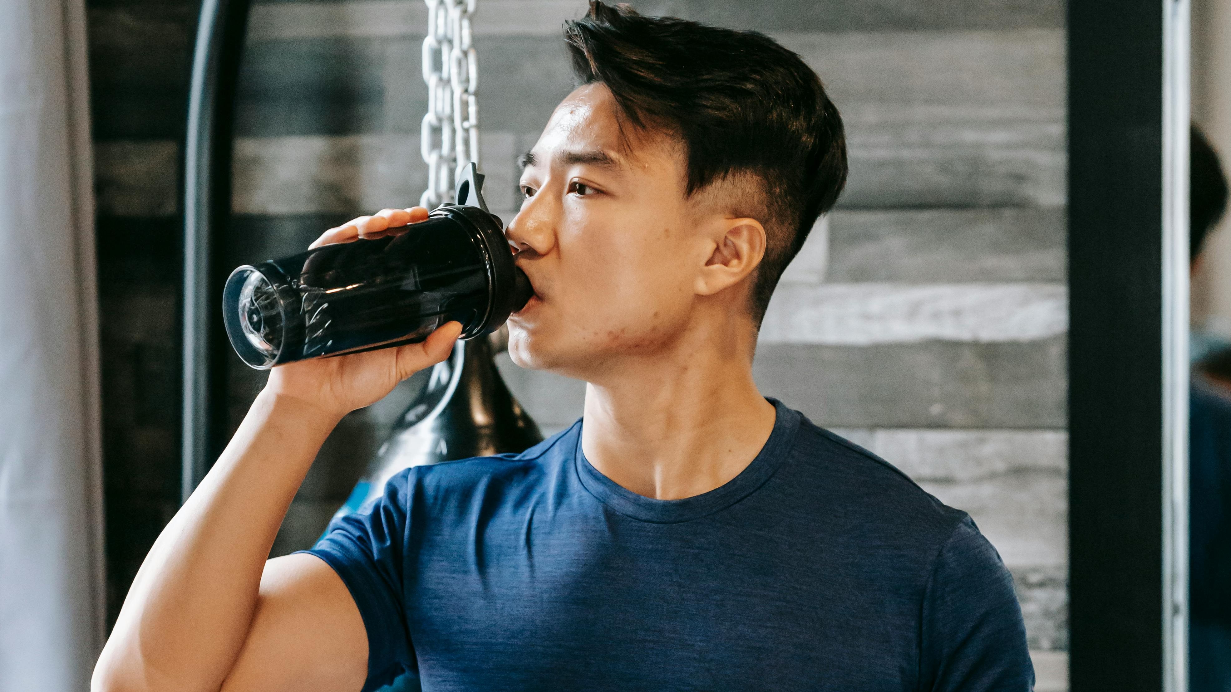 Joven tomando un batido de proteínas