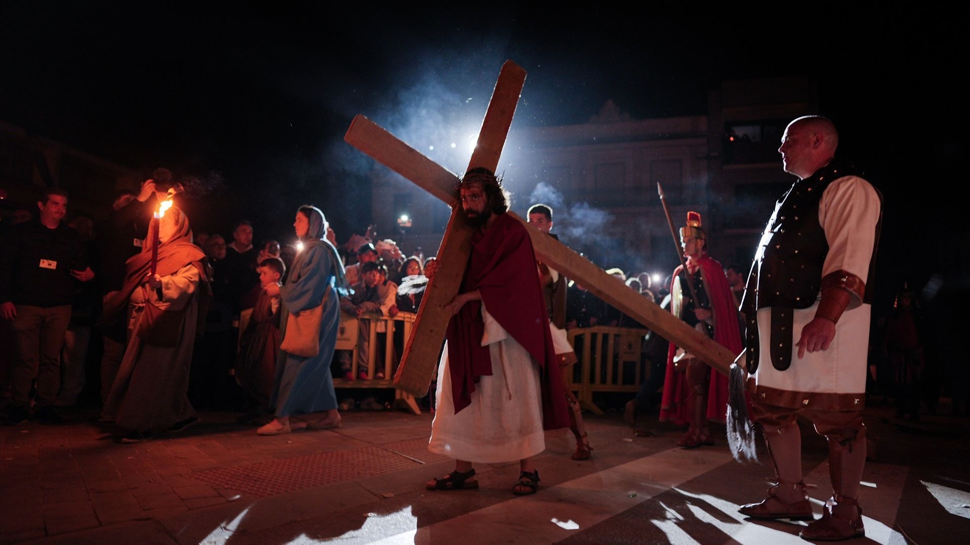 La presidenta de la Comunidad, Isabel Díaz Ayuso, asistió anoche a la Pasión Viviente de Morata de Tajuña, fiesta de Interés Turístico Regional.