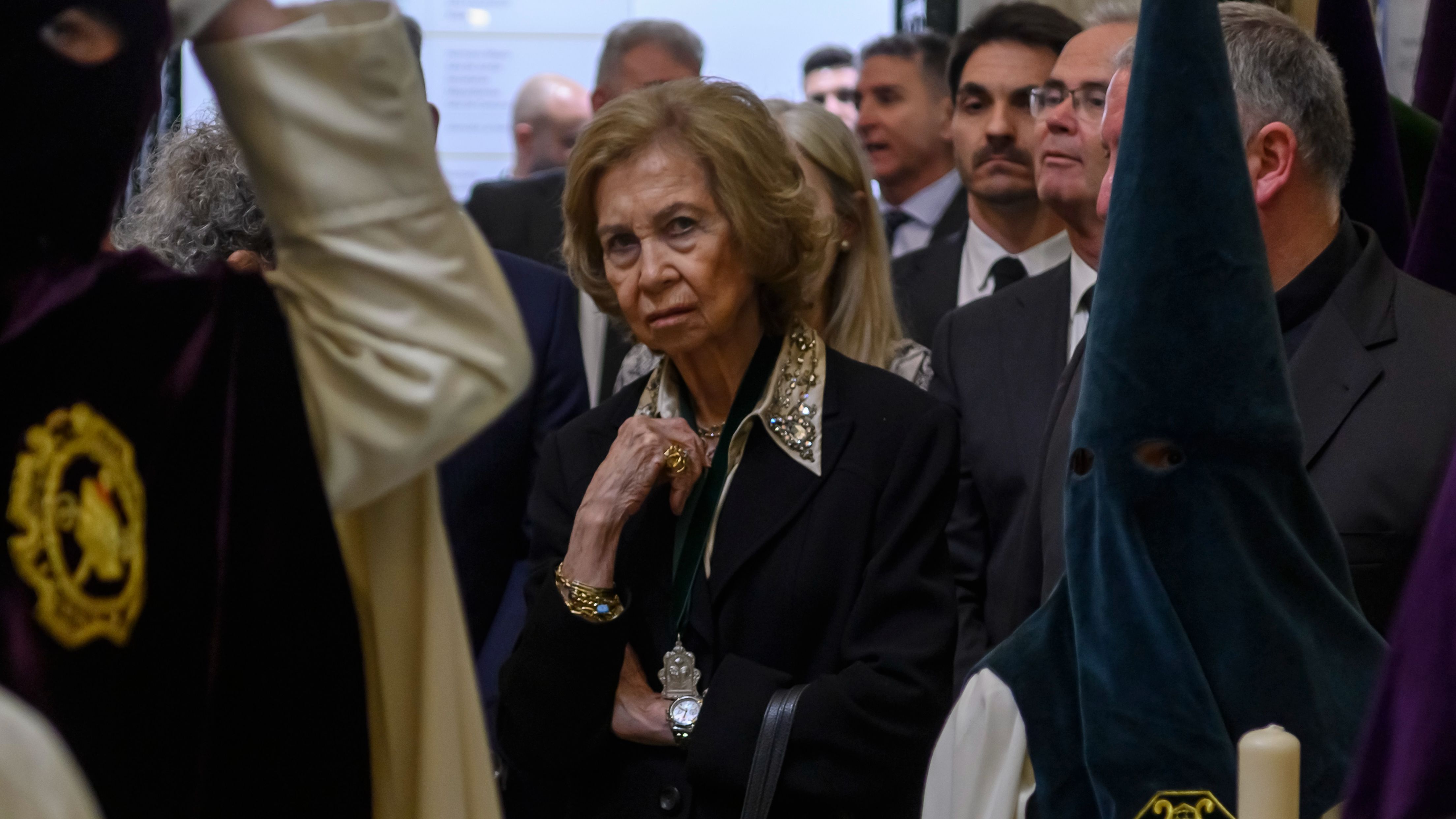 La Reina Sofía en la Hermandad de La Macarena presencia la salida de la cofradía