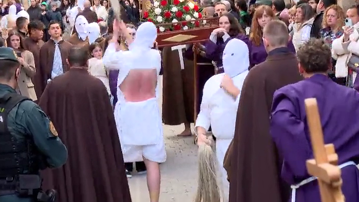 Los Picaos se flagelan en San Vicente de la Sonsierra cumpliendo con la tradición
