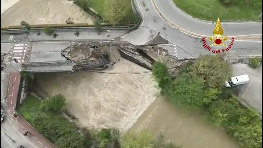 Mueren un padre y su hijo en Italia al caer su coche por un socavón ocasionado por las fuertes lluvias