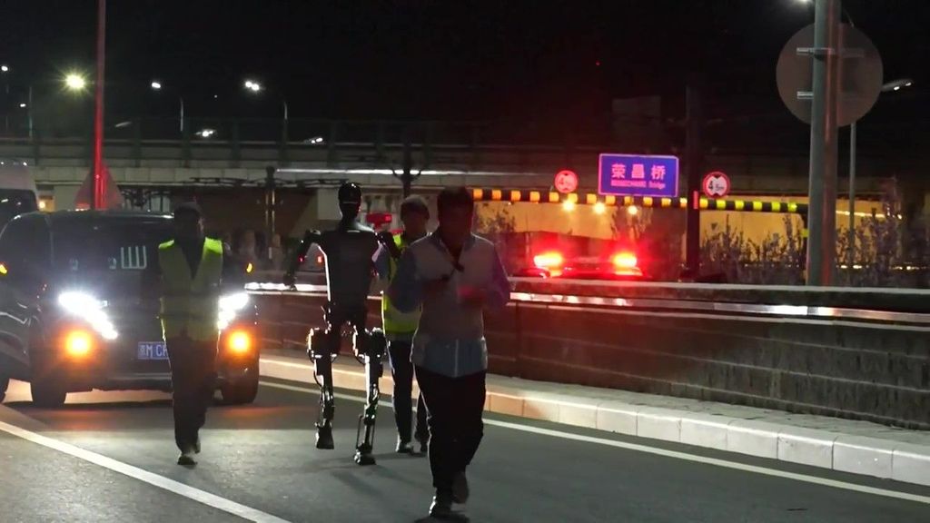 Robots 'runners' en China: Pekín organiza la primera media maratón entre humanos y máquinas