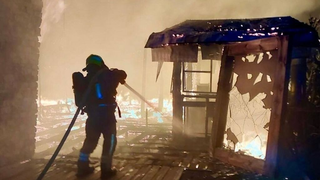 Un incendio calcina una discoteca de playa de Los Álamos, en Torremolinos