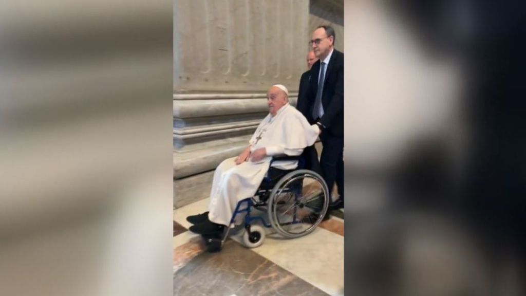 El papa Francisco ha acudido a rezar a la Basílica de San Pedro este Sábado Santo