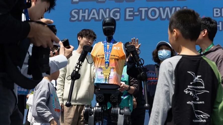 Tiangong hace historia: es el primer robot humanoide en completar una media maratón